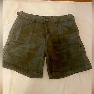 Sanctuary green camo cargo shorts size 29
